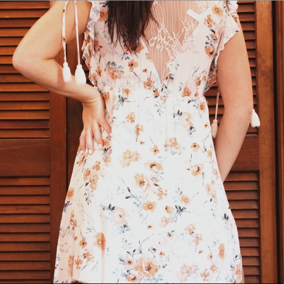 Dress 👗💐 - Picture 3 of 4